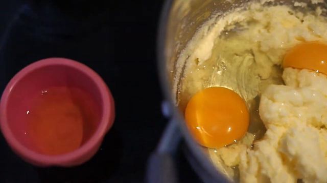 Кекс с черешней и фундуком смотреть онлайн