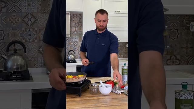 Шакшука на сковороде. Простой рецепт вкуснейшей израильской яичницы смотреть онлайн