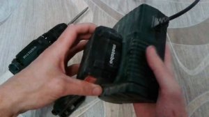 Видео: Как поставить аккумулятор шуруповерта на зарядку?