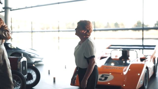 01 Bruce McLaren Lighting The Way смотреть онлайн