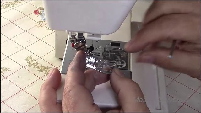 Janome MYExcel 18W. Как поставить новую лапку. Видео №108. смотреть онлайн
