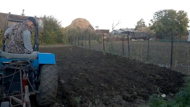 Самодельный минитрактор 4х4. Пашем.Homemade tractor 4Х4 смотреть онлайн
