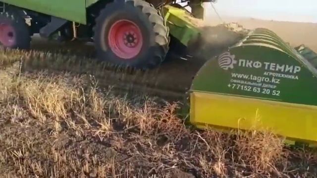 Очесывающая жатка Славянка на льне.