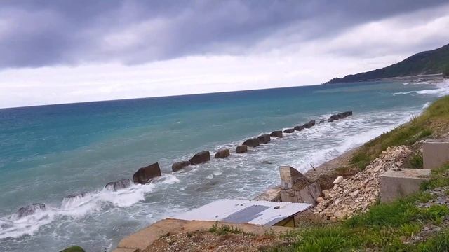 ?ЛАЗАРЕВСКОЕ СОЧИ.Море за пляжем "Фламинго" в шторм! Я видел дельфинов,честно честно!!! смотреть онлайн