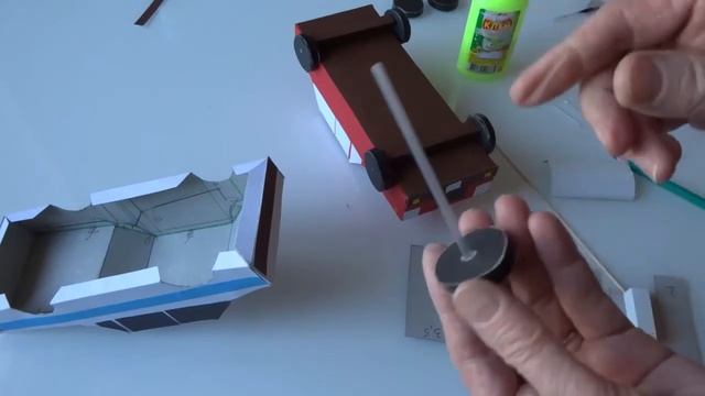 Легковой автомобиль из картона - сборка и мелкие детали смотреть онлайн