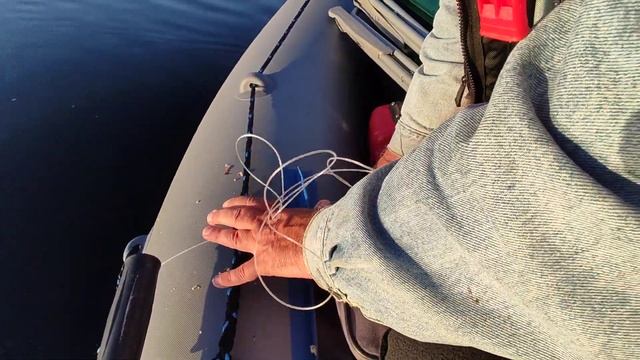 Закрепляем леску от кормушки на кольцо. смотреть онлайн