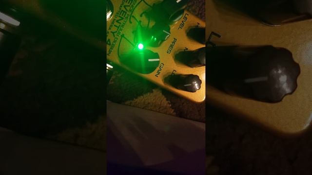 Lawrence Petross Design Seventy 4 pedal into a 1966 fender bassman amp CRANKED смотреть онлайн