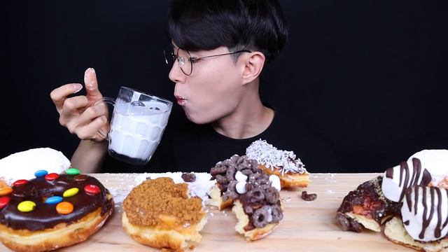 랜디스도넛 도넛 먹방ASMR MUKBANG CHOCOLATE & MARSHMALLOW & DONUTS チョコレート マシュマロ ドーナツ eating sounds смотреть онлайн