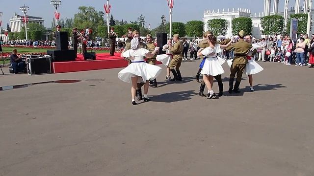 Вальс на ВДНХ в День Победы! смотреть онлайн