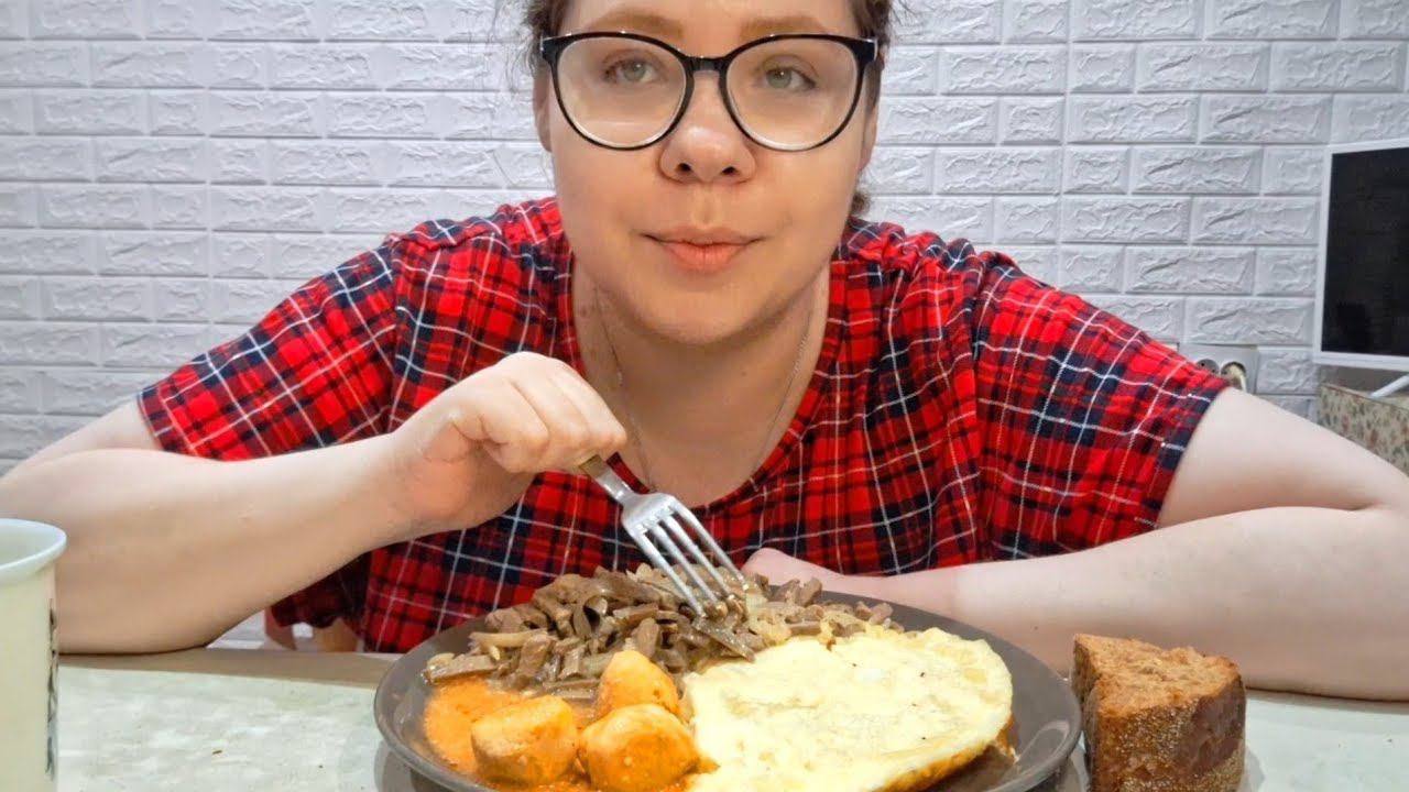 Мукбанг Омлет с макаронами, Фрикадельки, Салат из печени и маринованного лука смотреть онлайн