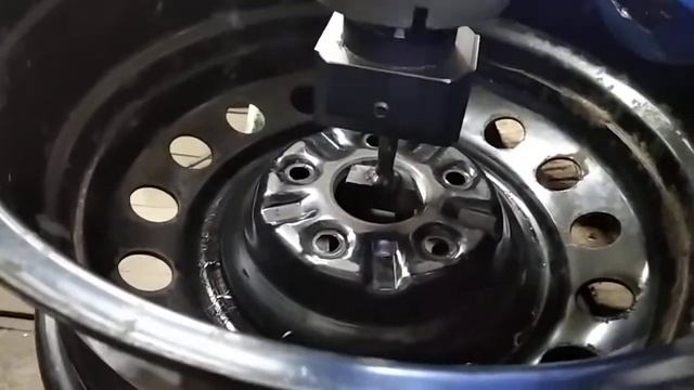 Проточка центрального отверстия колёсного диска. Проточить ЦО диска на фрезерном станке расточной смотреть онлайн