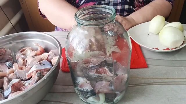 Маринованный сазан, карась.Так можно мариновать любую речную рыбу. смотреть онлайн