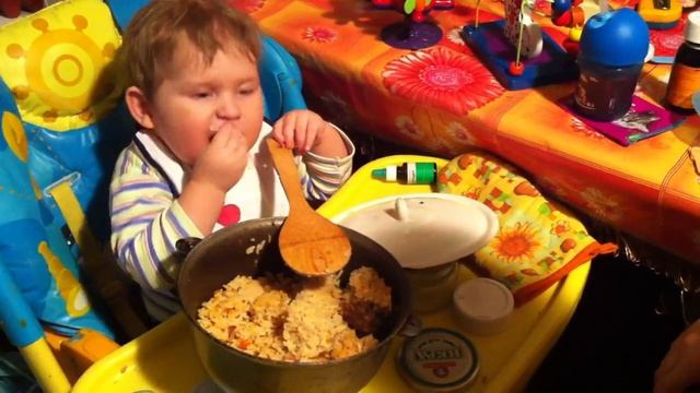 Ромка кушает плов.MOV