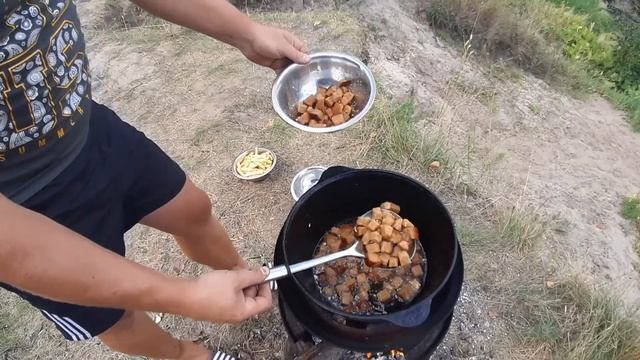 Лучшая закуска к пиву на отдыхе в казане! Чесночные гренки, картофель фри, хот дог!!! смотреть онлайн