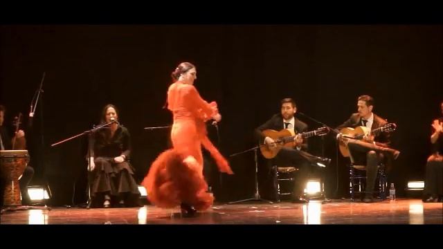 Elisa Aguilar Alegrías con bata de cola смотреть онлайн