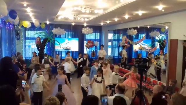 Выпускной вальс. Прогимназия 2017. Трогательный танец смотреть онлайн
