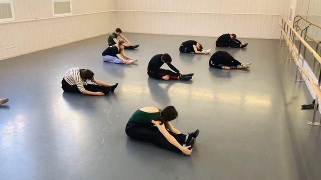 Contemporary Dance. Floor Work. Warm Up.