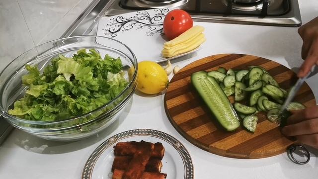 Полезный крабовый салат. Рецепт в описании. Xeyirli Krabli Salat Resept.