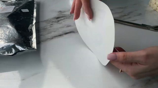 Как изолировать сахарную картинку, что бы она не растаяла на торте.