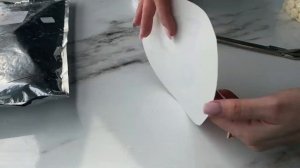 Как изолировать сахарную картинку, что бы она не растаяла на торте.