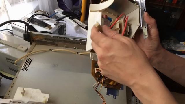 Замена инвертора в микроволновке Panasonic NN CS595A смотреть онлайн