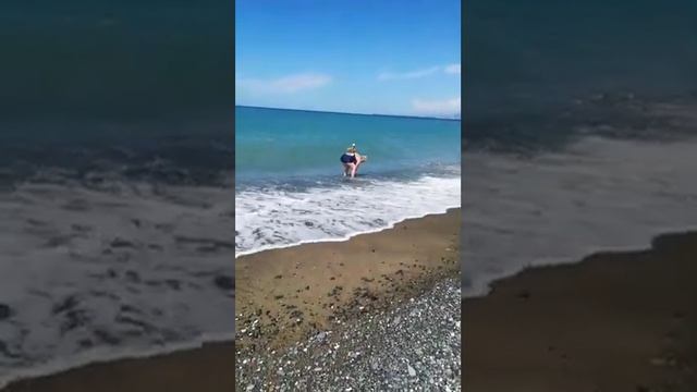 Тетка решила помыть опу из бутылки на берегу смотреть онлайн