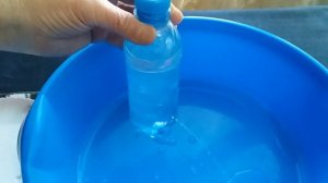 Дырявая пластиковая бутылка с водой. Water Experiments for kids.