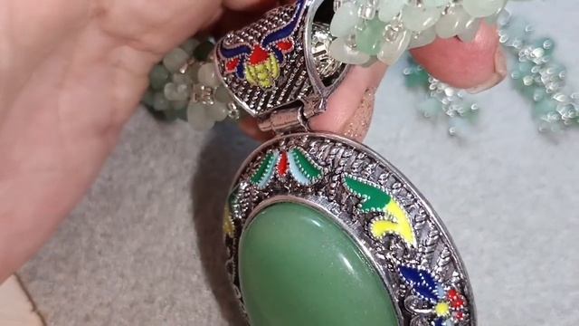 ДВА УКРАШЕНИЯ созданные с помощью одинаковых фрагментов. смотреть онлайн