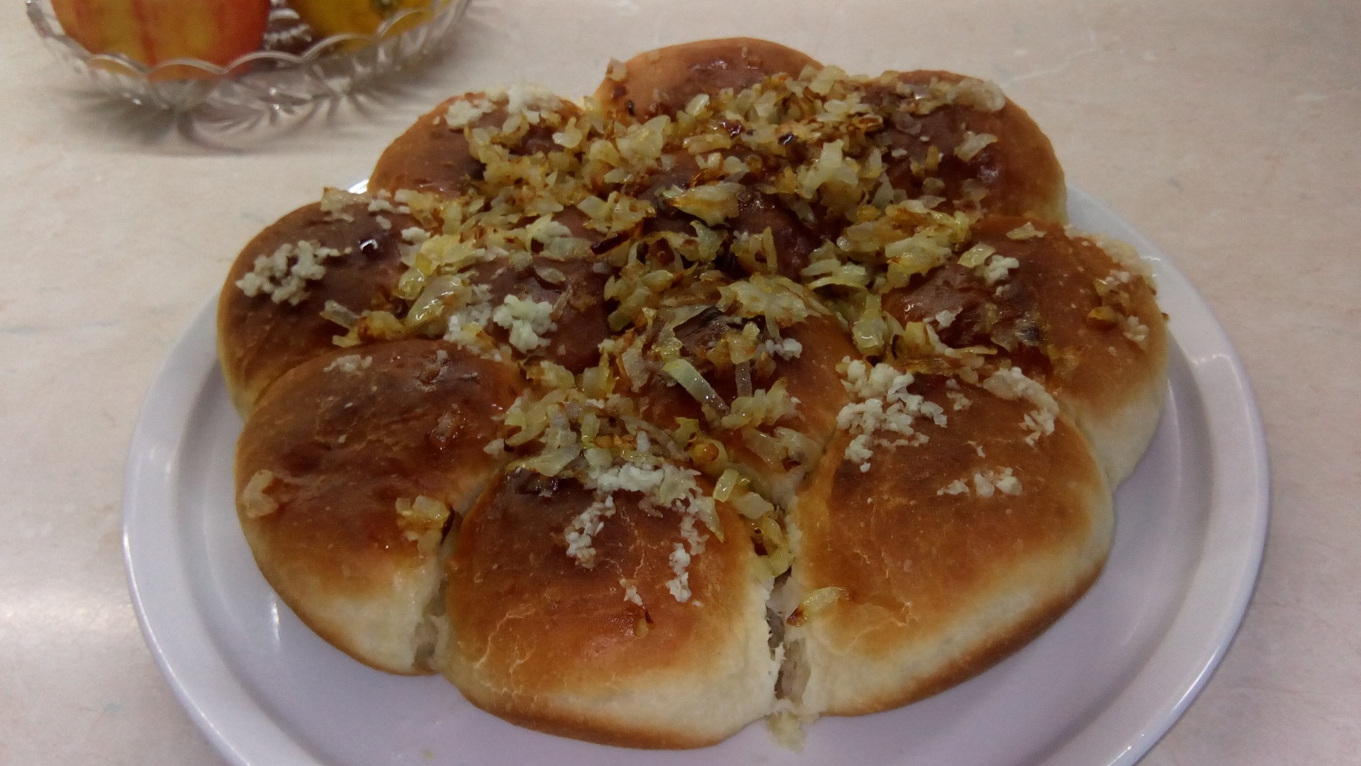 Пампушки с чесноком и жареным луком