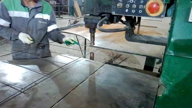 Точечная сварка кладочной сетки на дорожные плиты ПДН смотреть онлайн