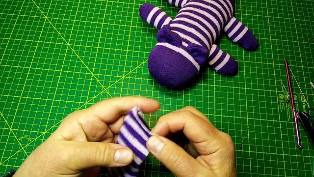 КОТИК ИЗ НОСКОВ. Сшить своими руками. ОРИГИНАЛЬНАЯ МЯГКАЯ ИГРУШКА.CAT FROM SOCKS. HOW TO SEW A CAT смотреть онлайн
