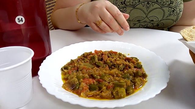 В Пакистанском ресторане . бинди . биф караи . чапати . потом Карак чай и халва . за все 31 дирхам смотреть онлайн