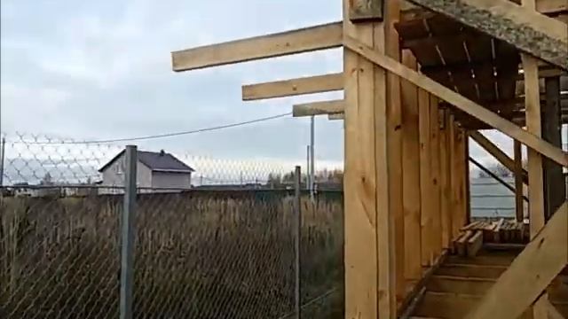 Крепим стропила и затяжки к обвязочной доске. Леса для монтажа кровли. Каркасная бытовка. Часть 6.2 смотреть онлайн