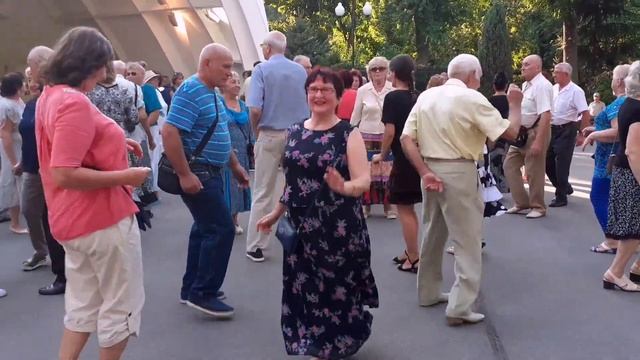 ОБНИМИ И ПОЦЕЛУЙ МЕНЯ НЕЖНО, НЕЖНО! ТАНЦЫ В ПАРКЕ ГОРЬКОГО ХАРЬКОВ СЧАСТЛИВЫЕ ДНИ смотреть онлайн