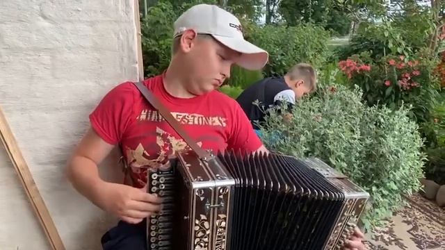 Оцените талант! Артём Ананьин из Суздаля! Гармонь Фадеева А.И. в До-мажор! смотреть онлайн