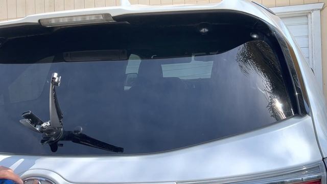 Меняем задние дворники Тойота Хайлендер за несколько секунд.