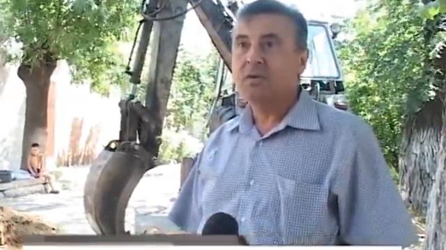 В городе прокладывают канализацию