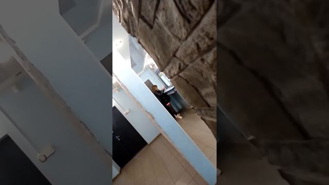 Девушка полна энергии не понятно под чем она смотреть онлайн