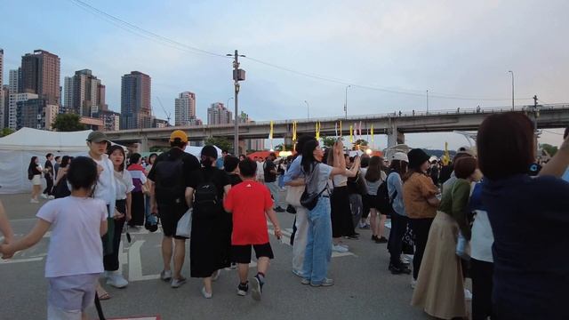 Seoul Walk: Hangang Moonlight Market 2023, Food Trucks And Flea Market - 4K Walking Tour Korea