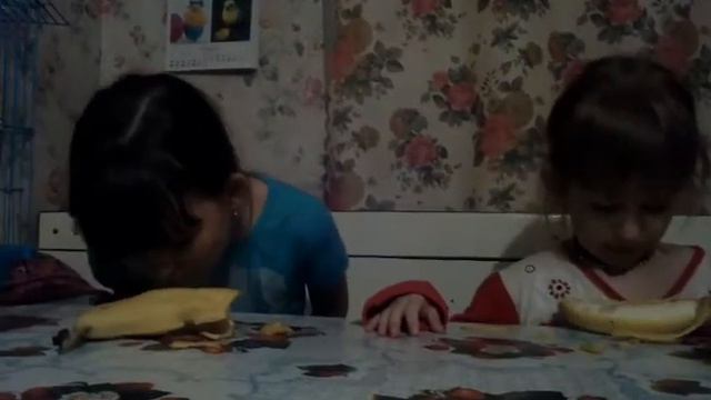 Челендж| почистить бананы без рук и съесть| кто первый?| обязательно смотрите!!! смотреть онлайн