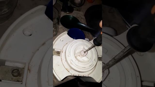 Как выкрутить сломанную пластмасовую резьбу. смотреть онлайн