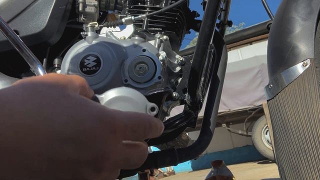 Bajaj Boxer 150. Первая замена масла. Без лишних слов. смотреть онлайн