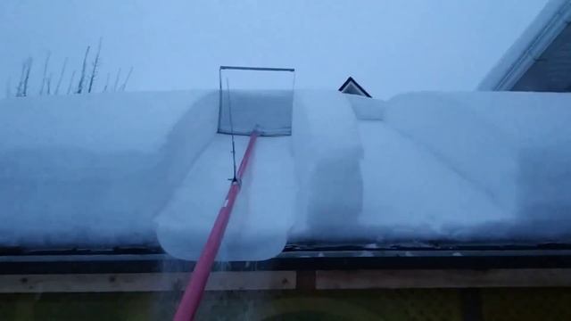 Очистка крыши от снега. Снегорез. скребок смотреть онлайн