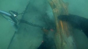 подводный коп поиск золота с металлоискателем в горном озере