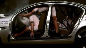 Краш-тест — пристегнутые и непристегнутые пассажиры,