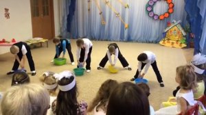 Зажигательный танец мальчишек в садике