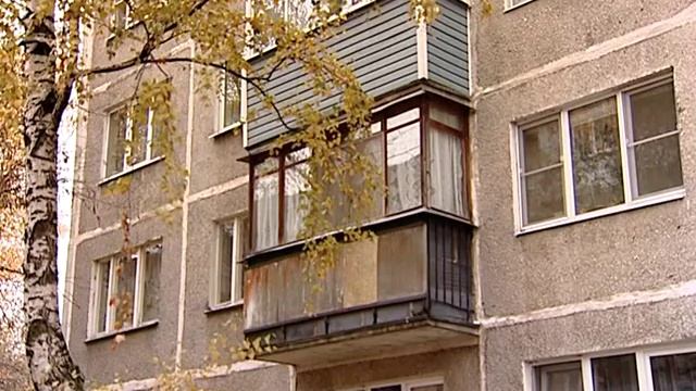 Вода капает с потолка и бежит по стенам.