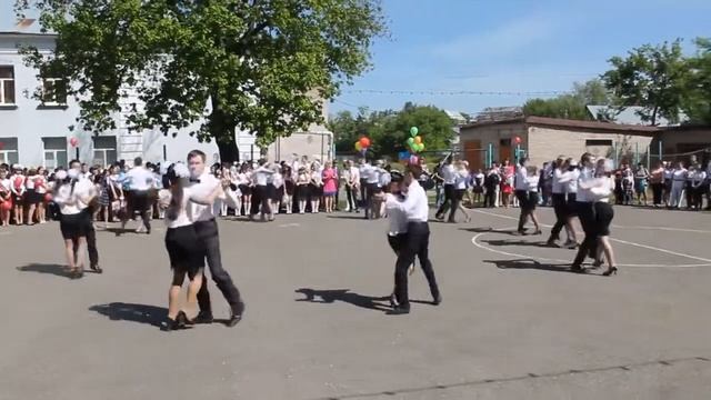 Красивый танец на последнем звонке) смотреть онлайн