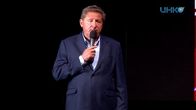 Торжественное вручение золотых медалей выпускникам прошло в доме культуры "Старт". смотреть онлайн