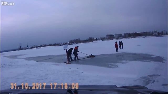 Человек провалился под лед - Что делать (в описании под видео) смотреть онлайн